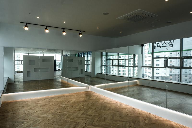 光影塑造的 60 平米个性商铺-7