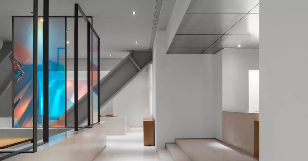 成都道田料理仁和春天店 | 炫彩玻璃诠释霓虹日料新风格-40