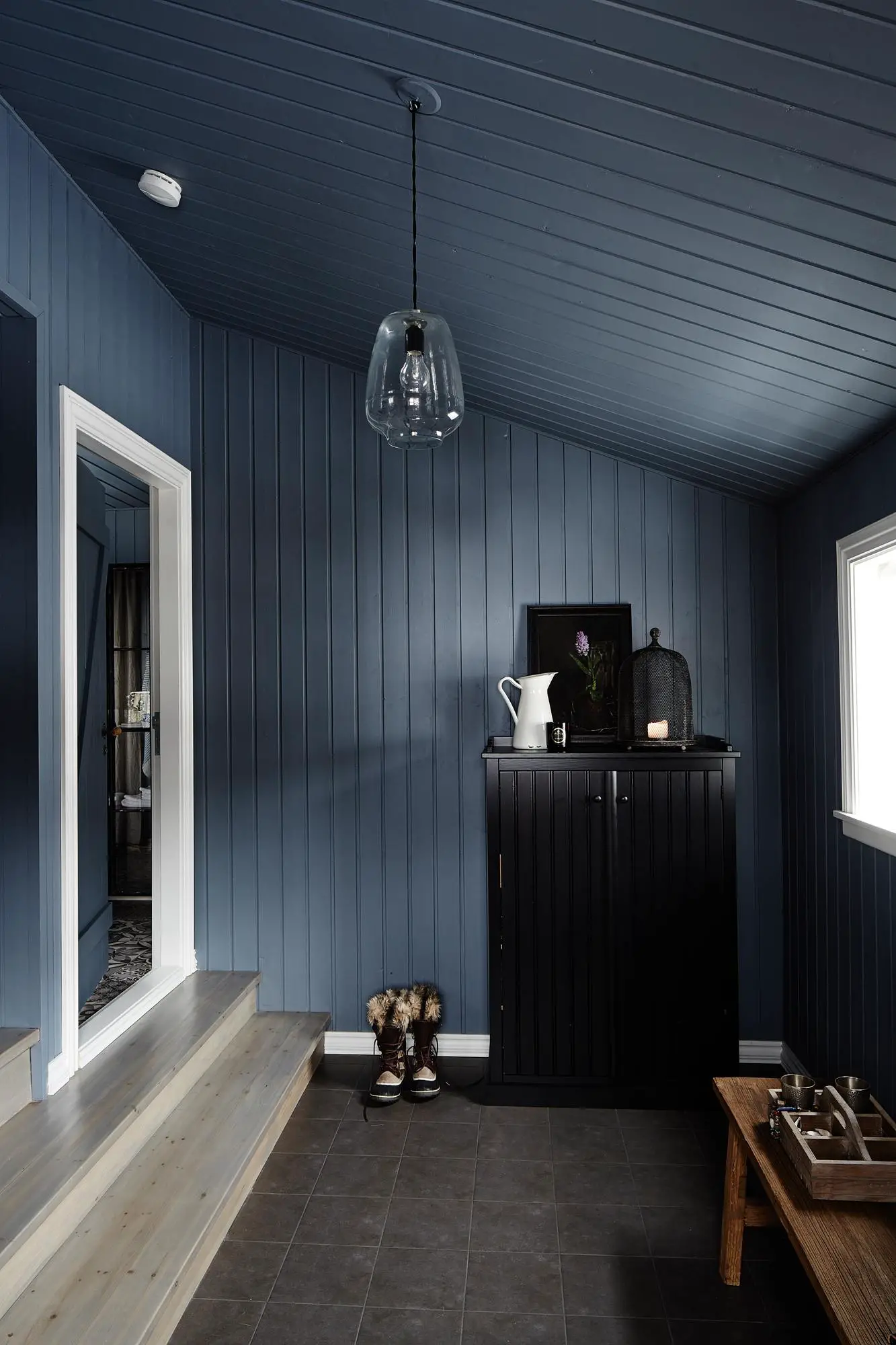 挪威现代渔夫之家，融入荒野的黑色景观-13