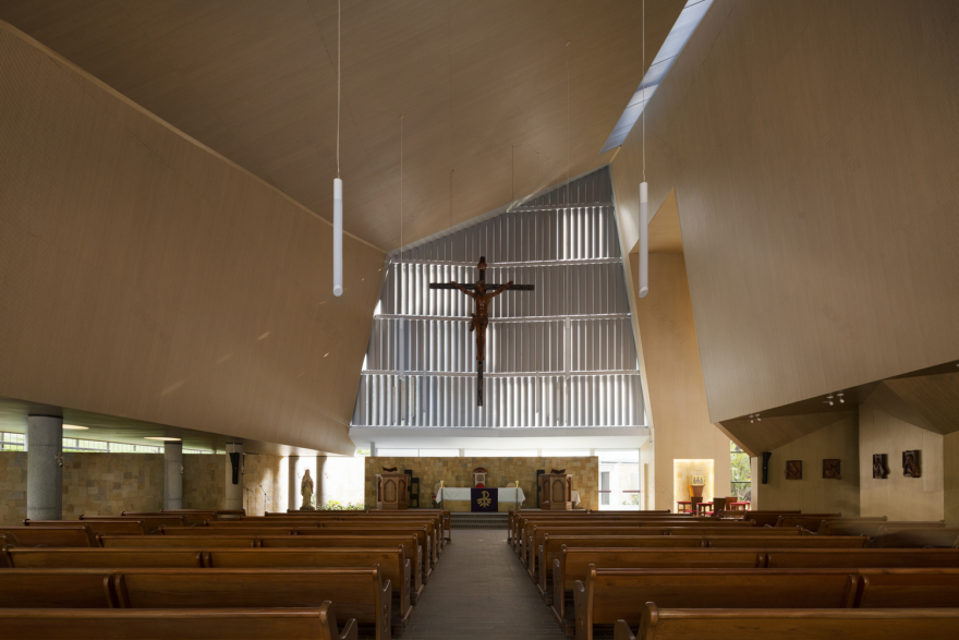 折叠屋顶下的绿意教堂-44