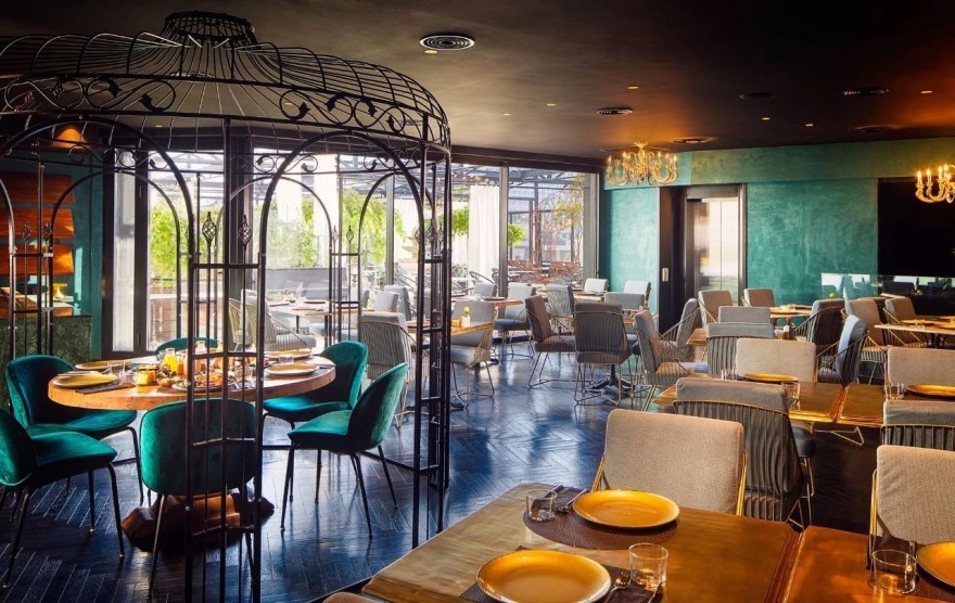 布朗酒店的灯塔-25