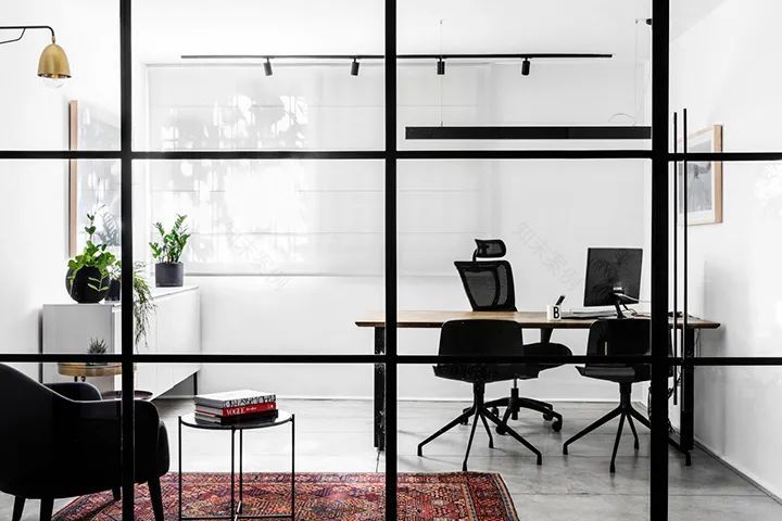 特拉维夫公寓改造,Qumra Capital 办公室的黑白极简魅力-10