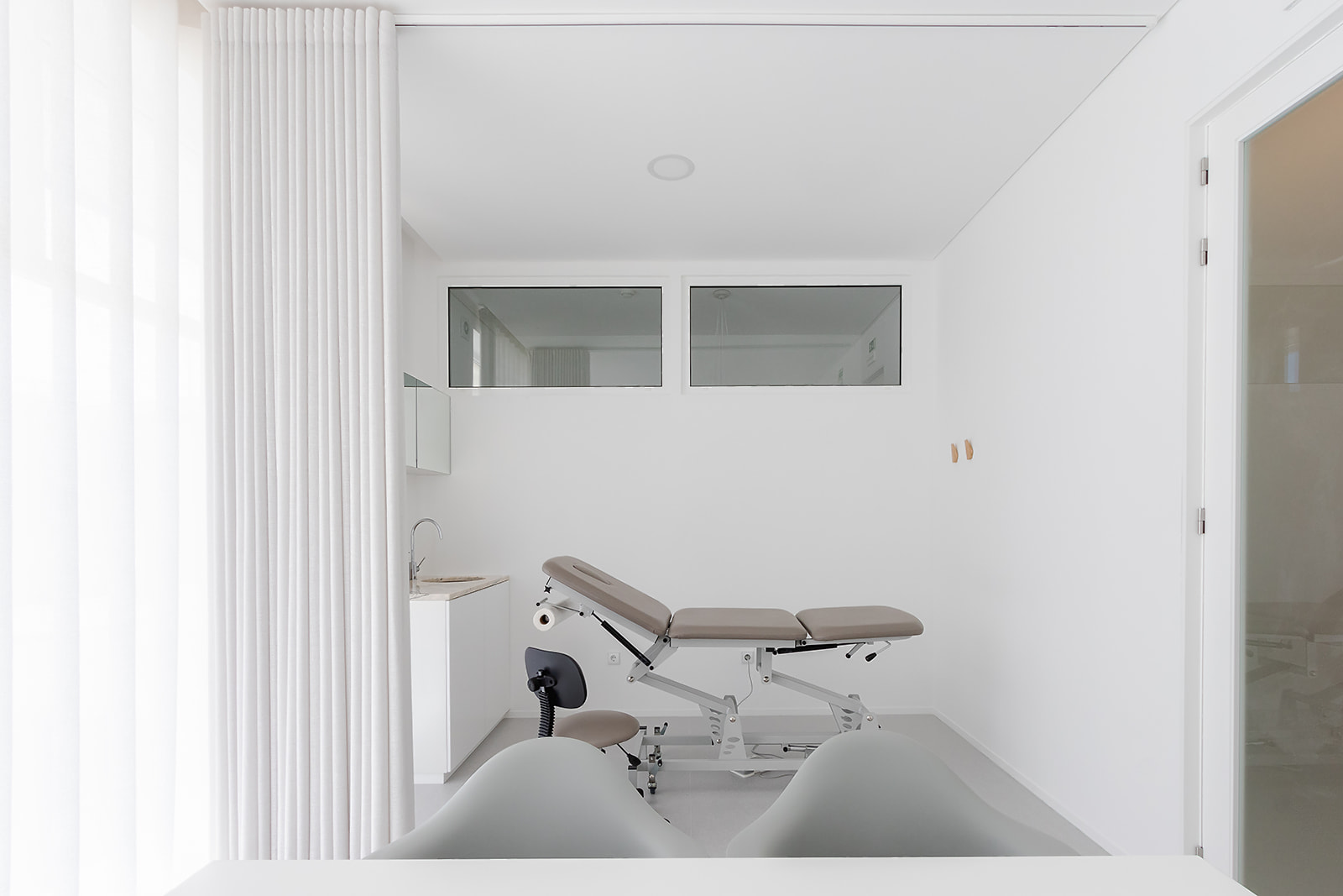 疗愈之境 · 巴西诊所的简约自然设计-20