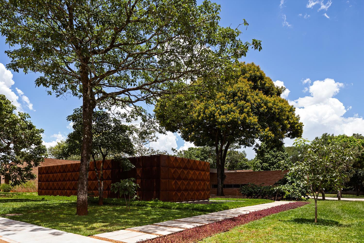 巴西 DF Casa BLM · 图书馆核心的节能可持续住宅设计-4