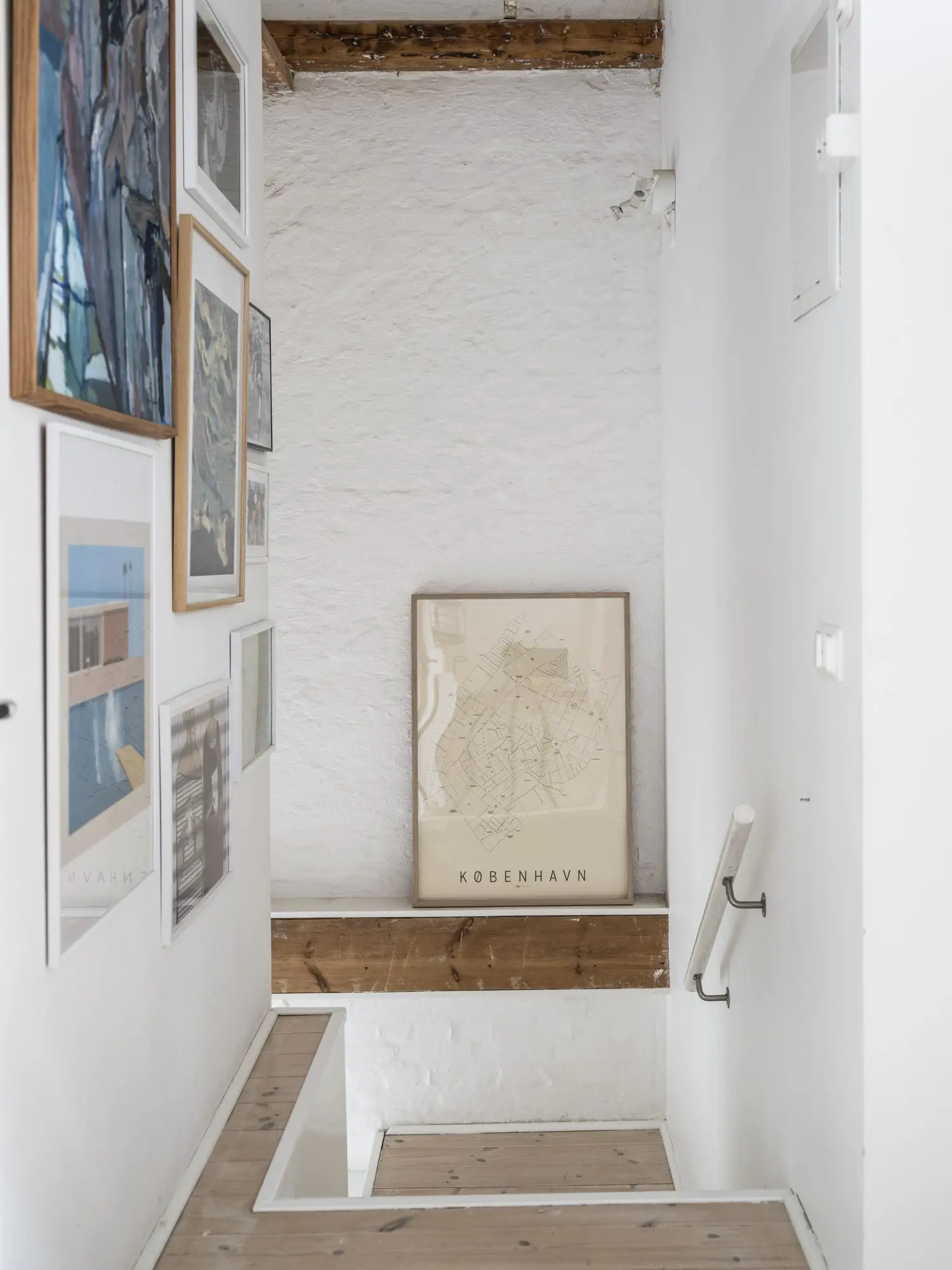 瑞典一旧楼顶层公寓的活力黄灰设计-14