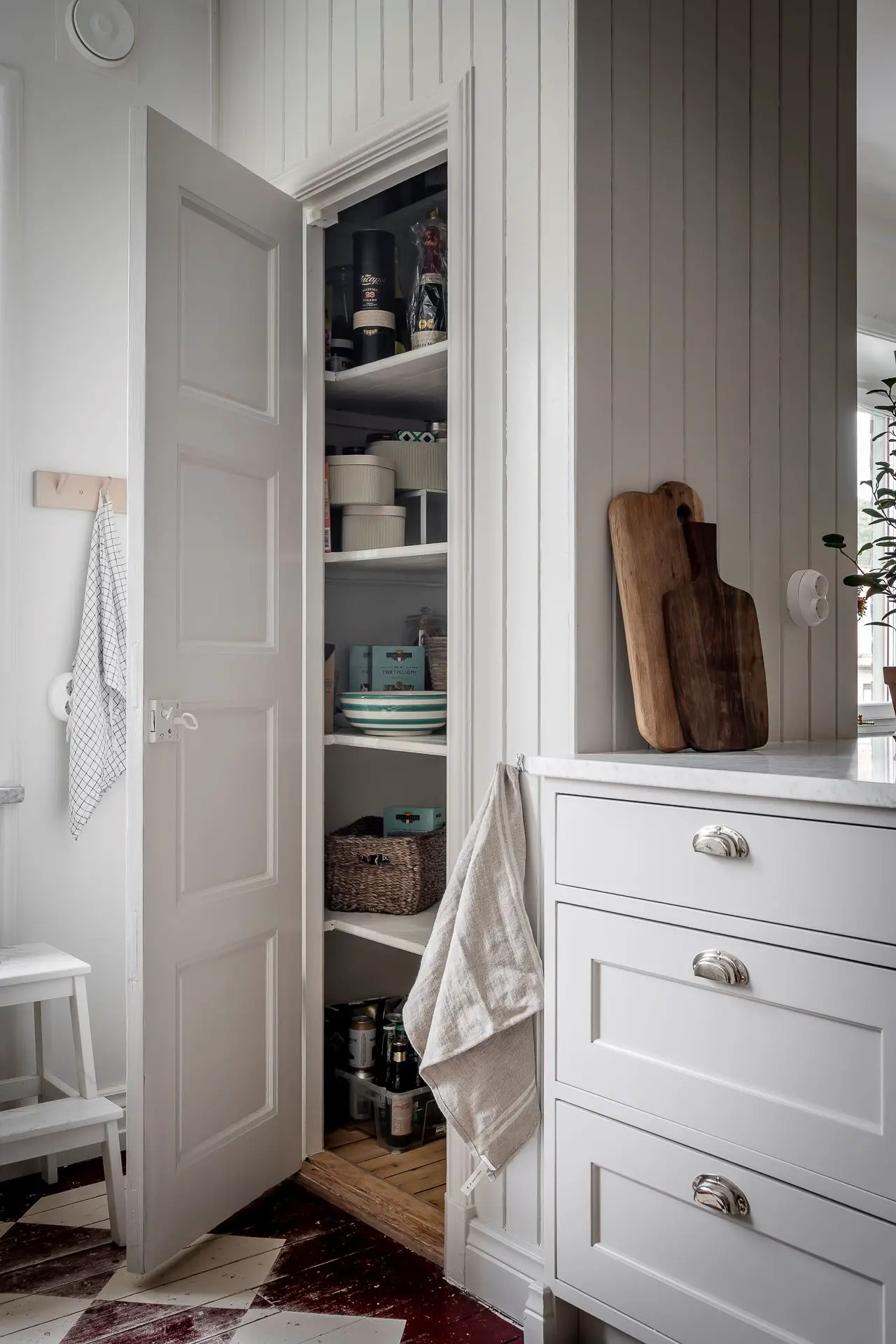 红白棋盘地板 | 古老公寓的现代魅力-2