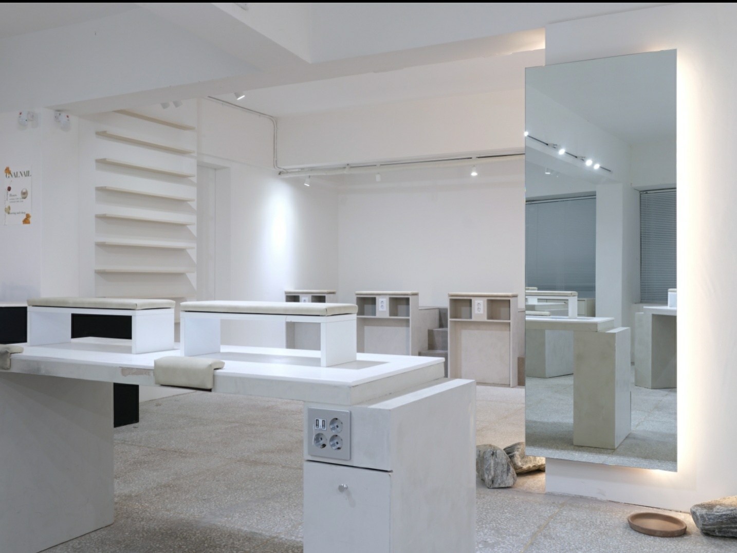 白色调高级氛围的 30 平米小户型设计-4