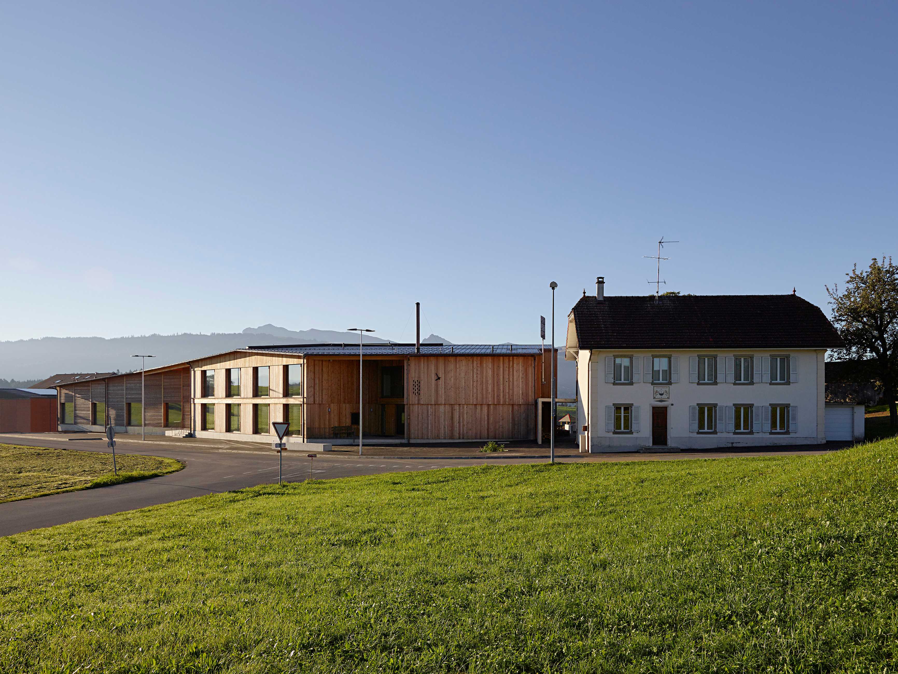 融入乡村景观的玻璃学校-0