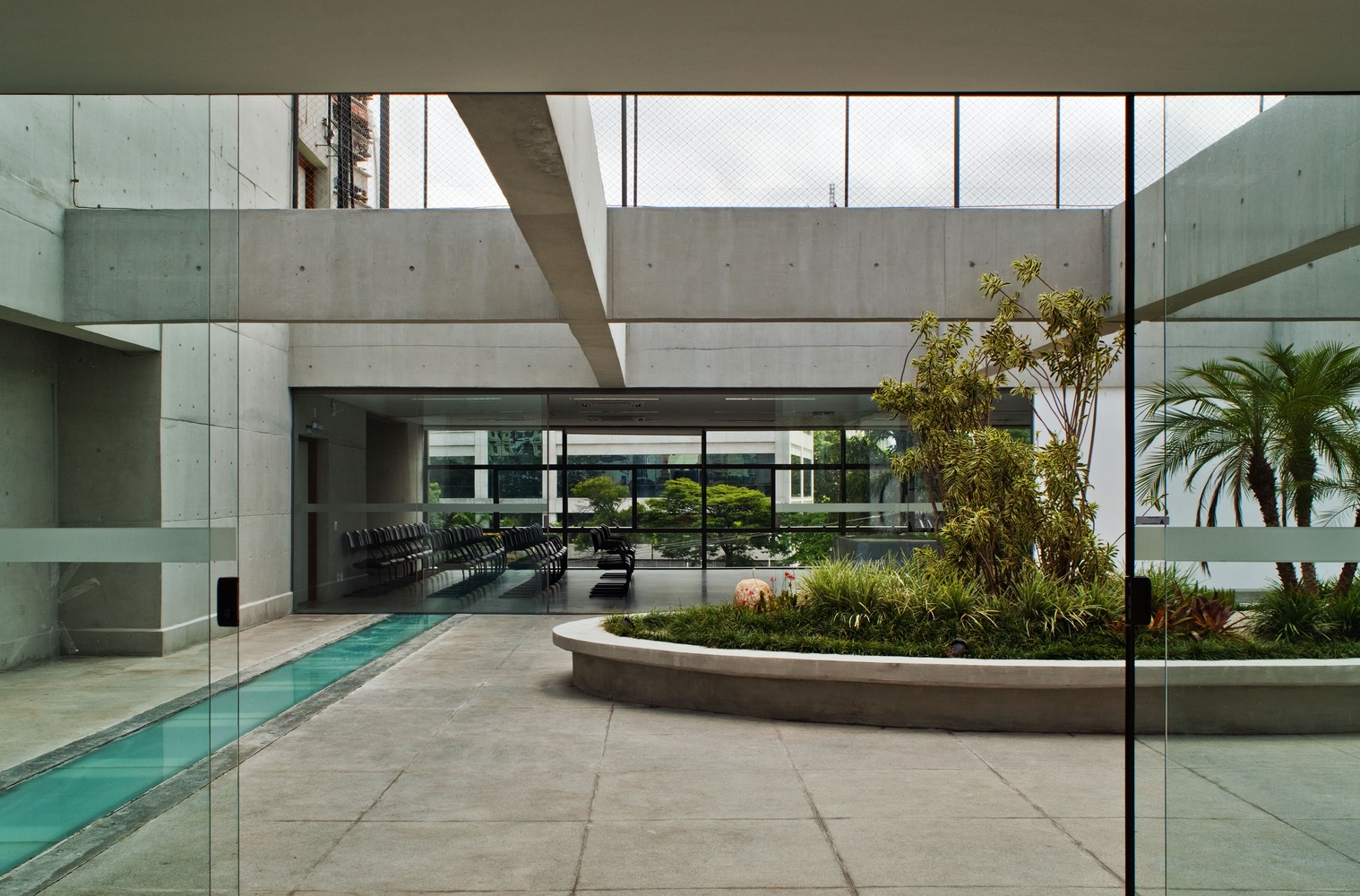 巴西 Shalom 社区中心·混凝土巨石构建的和谐空间-22