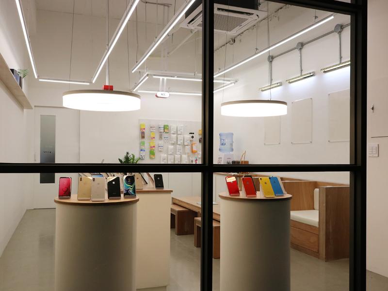 1996 年电信商店化繁为简的室内设计-4