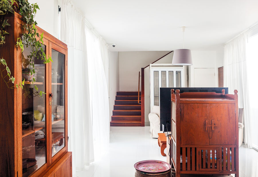 บ้านปูนผสมไม้ สไตล์โมเดิร์นที่เปิดใต้ถุงโล่งแบบไทยๆ-บ้านและสวน-17