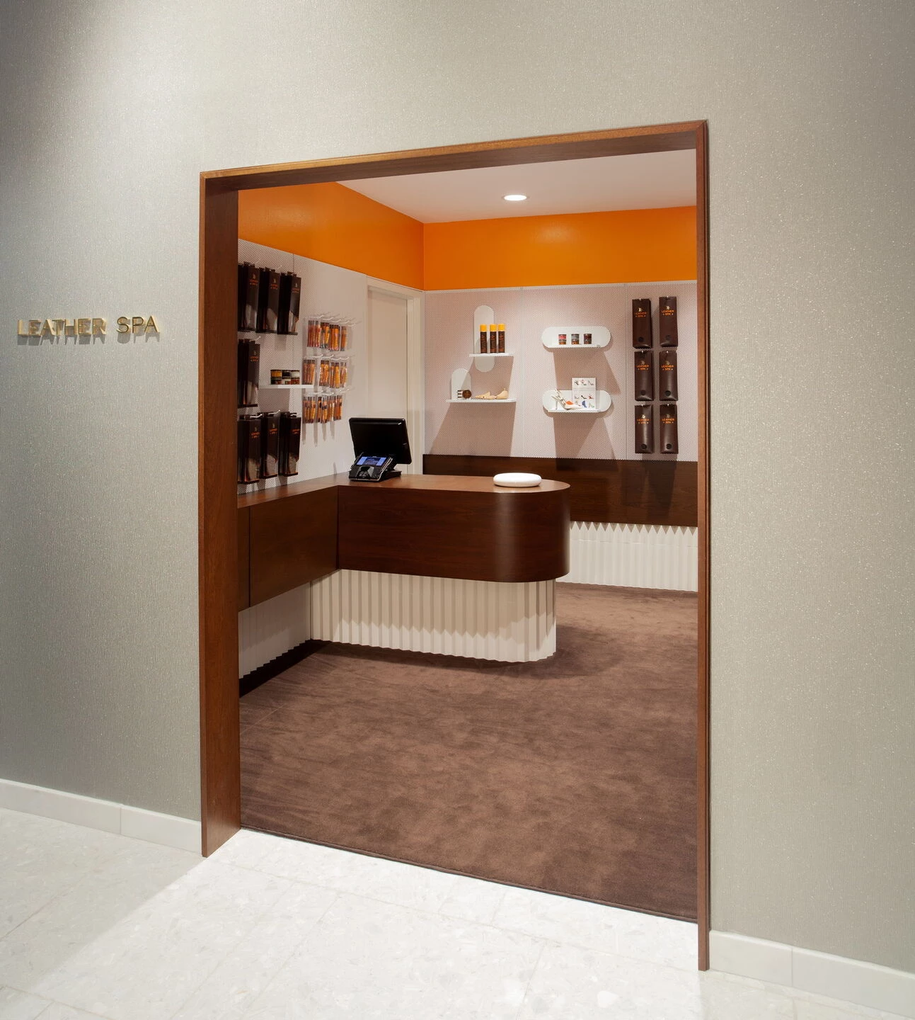 纽约 Saks Fifth Avenue 的 Leather SPA 旗舰店设计-17