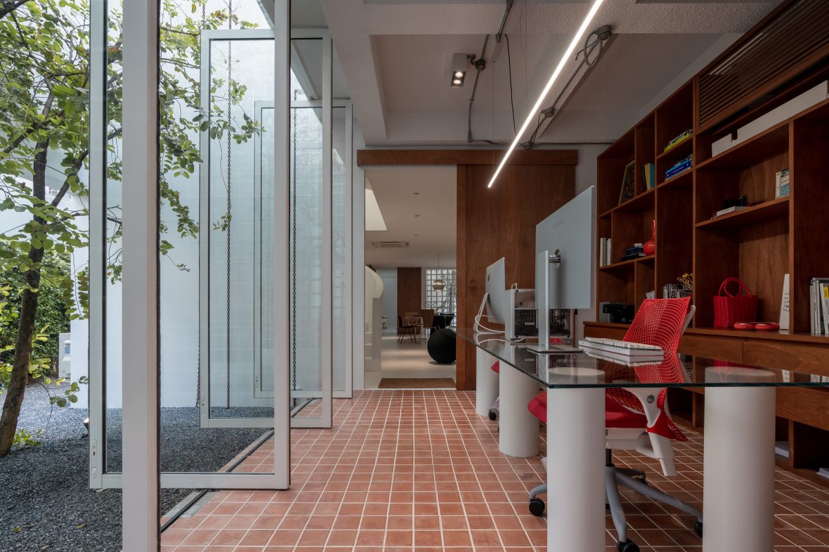 บ้านมินิมอล ของคู่รักนักออกแบบภายใต้กำแพงสีขาวสองผืน - room-6