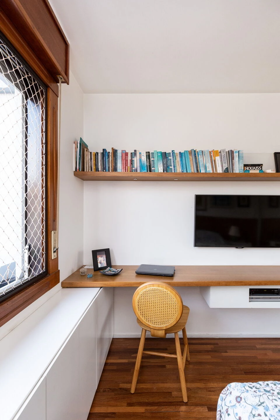 自然材料与多功能隔墙打造 85 平米公寓-47