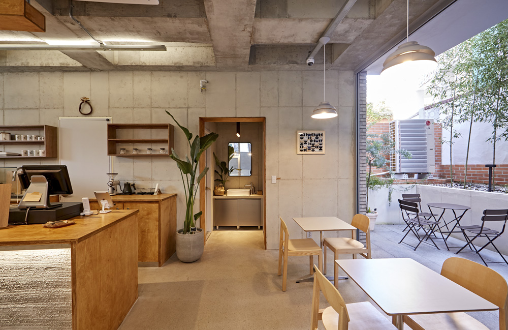 14 平米微型咖啡馆，裸露混凝土打造别致空间-7