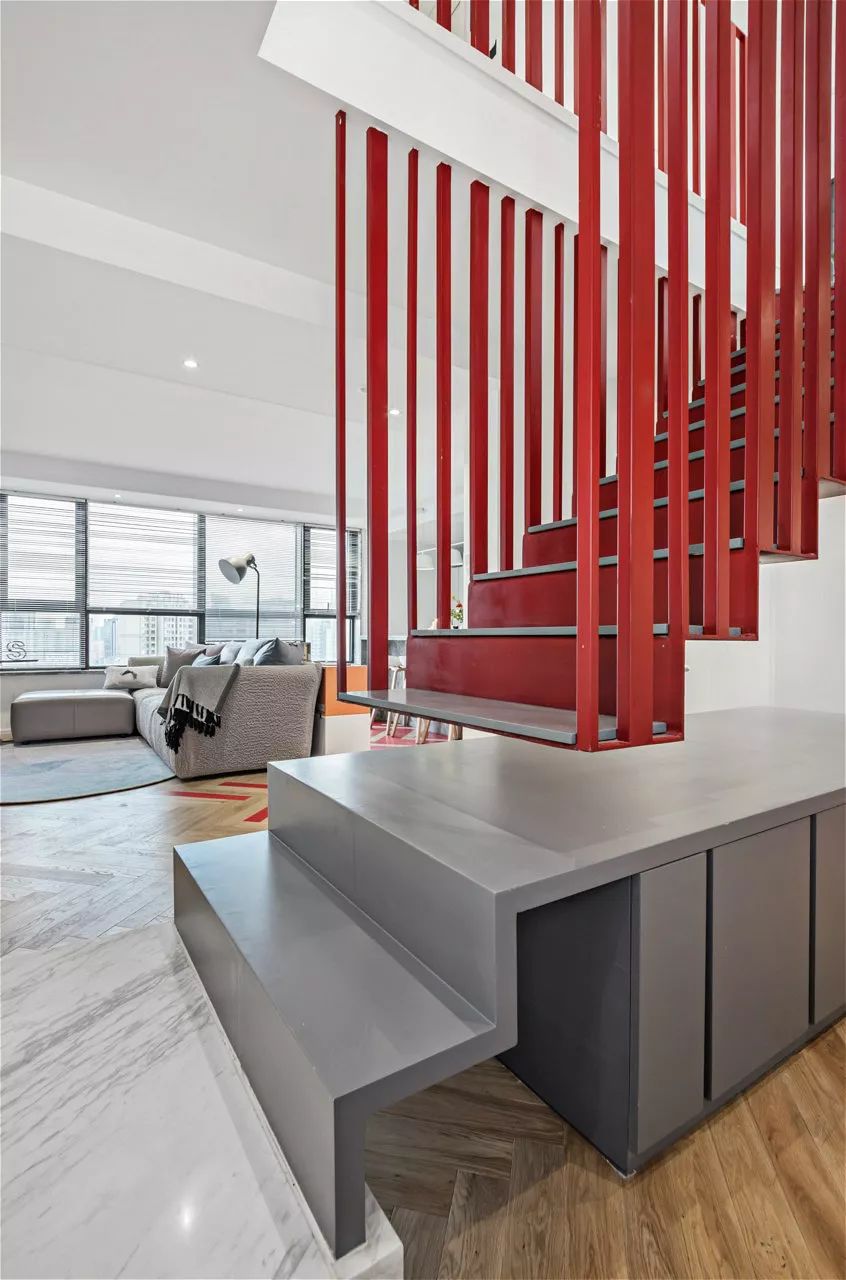 好酷！上海潮爸辣妈的92㎡Loft，后现代“悬浮”楼梯能做玄关能储物，大写的服气！ 缤视智造-18