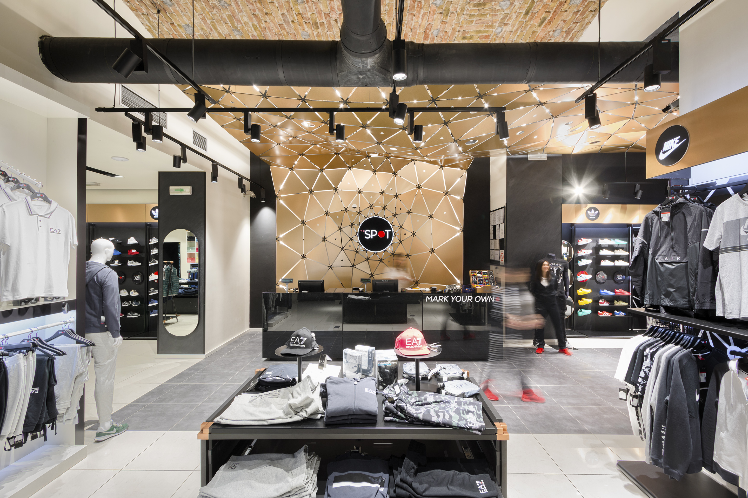 现货多品牌服装店-22