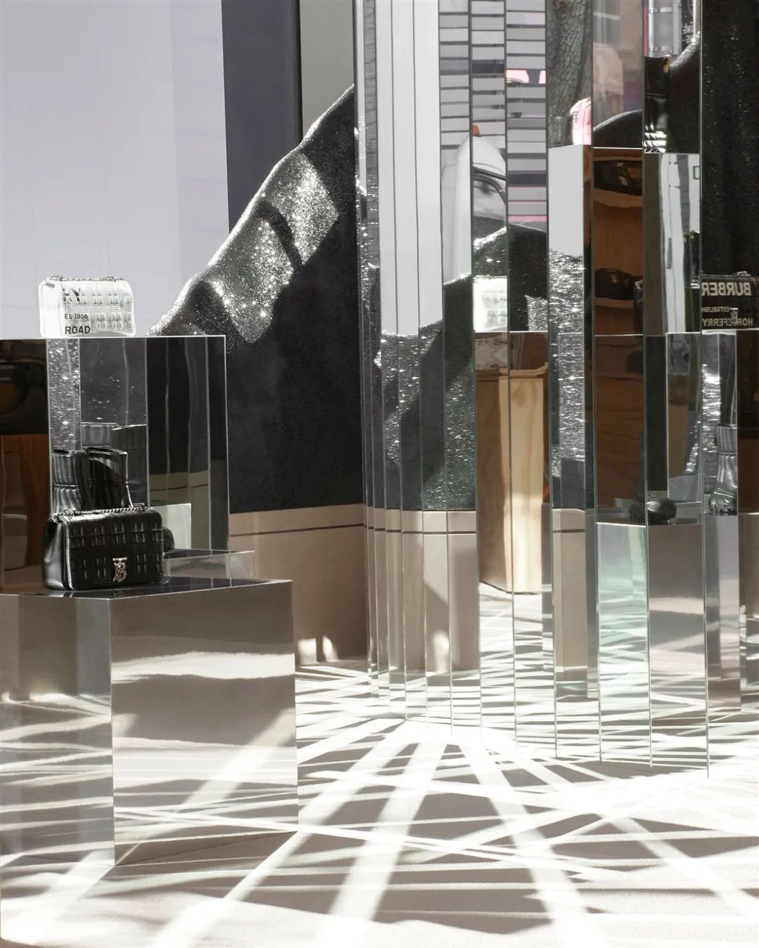 巴宝莉罗迪欧大道商店“PHYGITAL”零售可能性丨美国-9