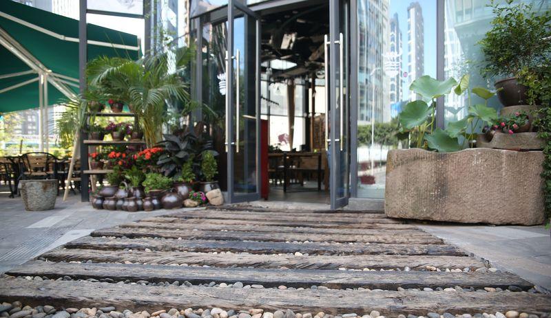 重庆三十三碗 | 花园餐厅的自然与现代交融-7