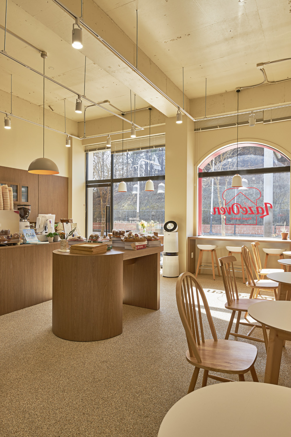 魅力无限的白色木纹 | 莱兹奥凡的 22 平米小型咖啡厅设计-16