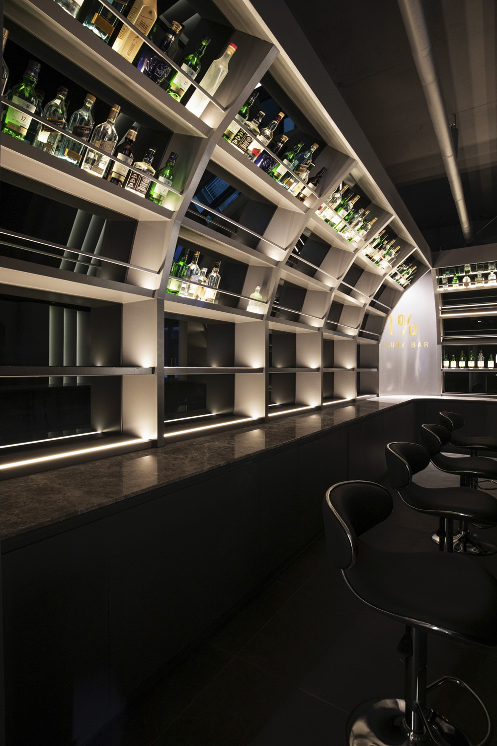 高级黑 | 巴塞罗那 1% 餐厅的惊艳室内设计-17