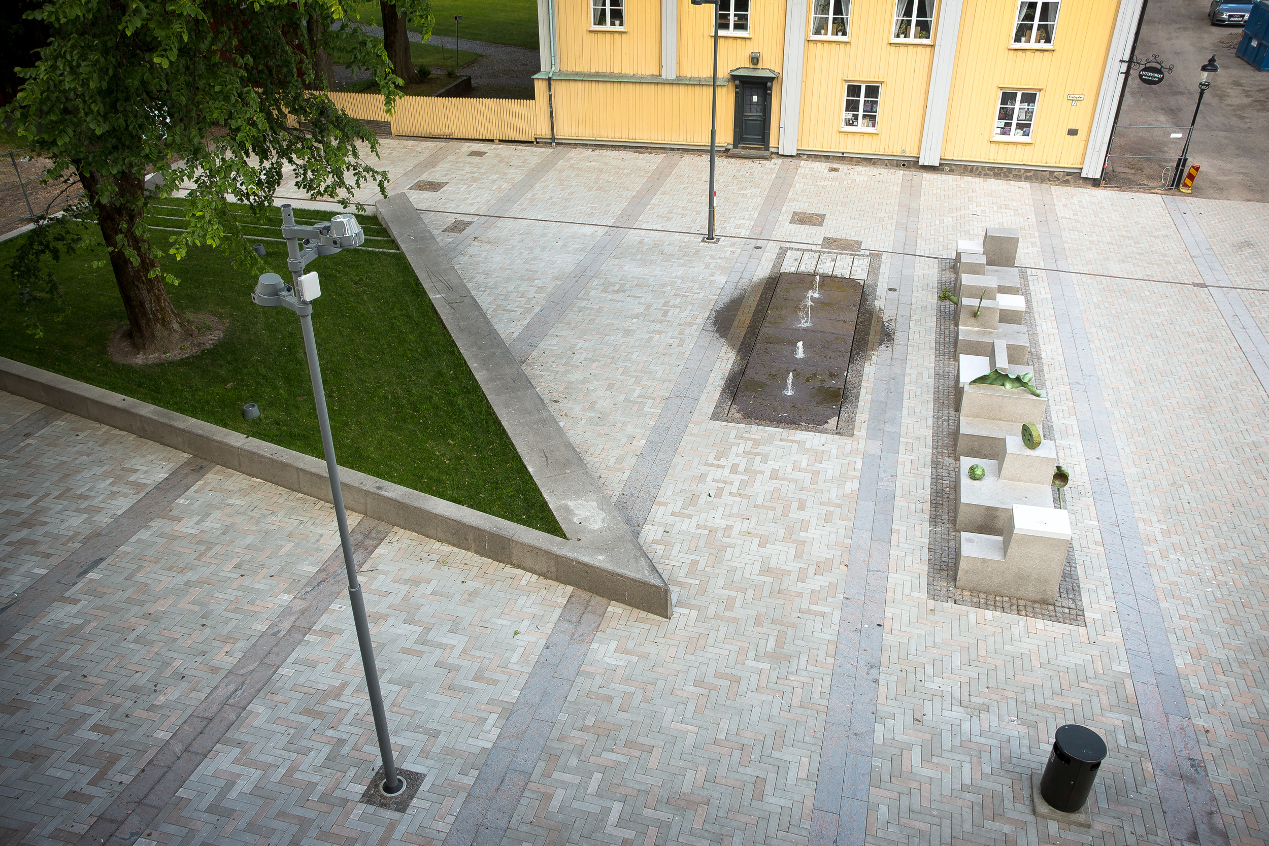 瑞典卡尔斯塔德市阿尔门广场 | 绿色公共空间的艺术化诠释-0