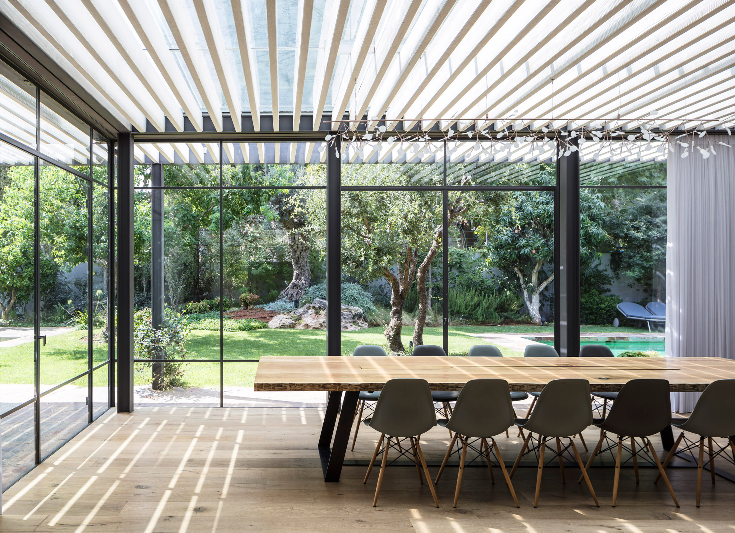 Glass walls and covered walkways intertwine Israeli house and garden-8