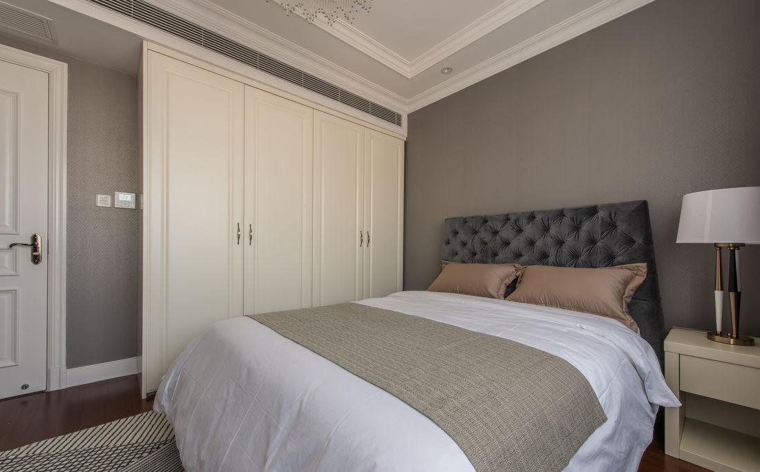 暖色调中海城市广场，金属与岩板的温馨空间-16