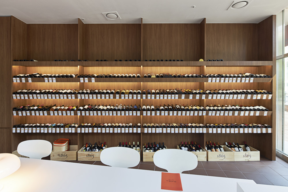 高级红酒店的优雅内饰设计-9