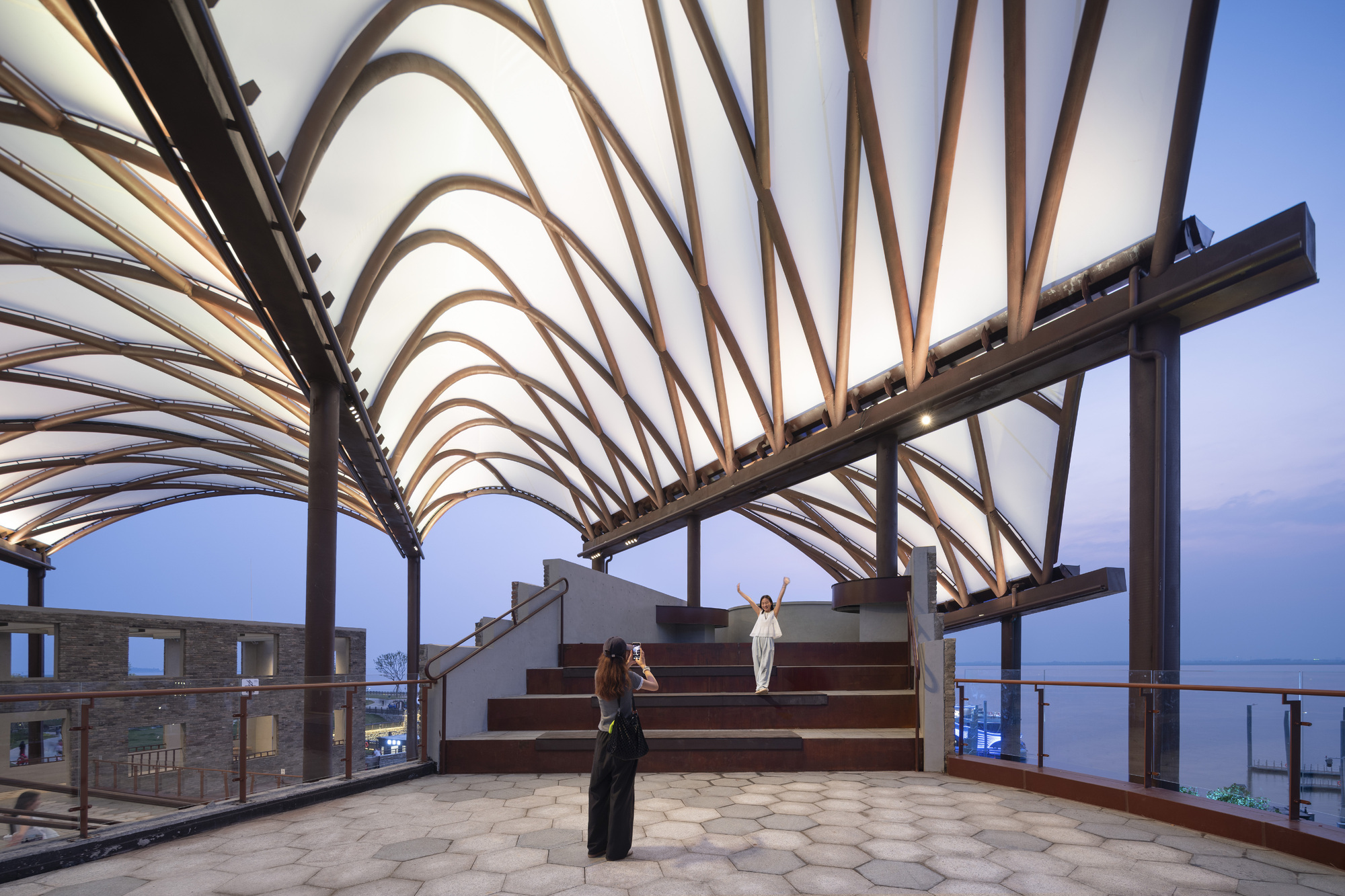 Yueyang Hualinggang Pier Tourist Center / WANG HUI | URBANUS-28