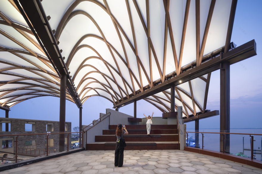 Yueyang Hualinggang Pier Tourist Center / WANG HUI | URBANUS-28