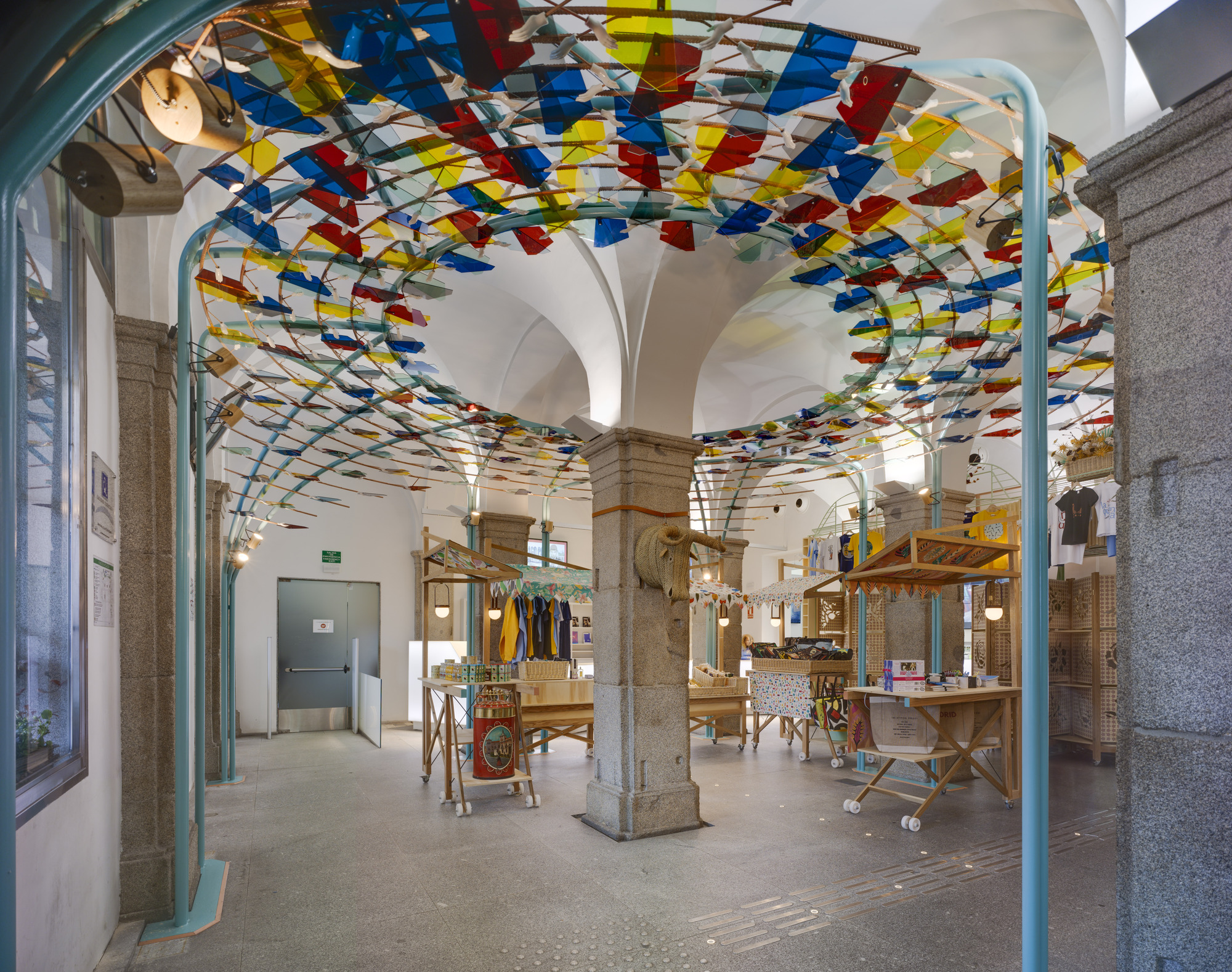 Madrid 地标设计,融合传统与现代的旅游礼品店-14