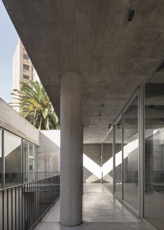阿根廷建筑师协会总部 · 混凝土与绿意的共生-35