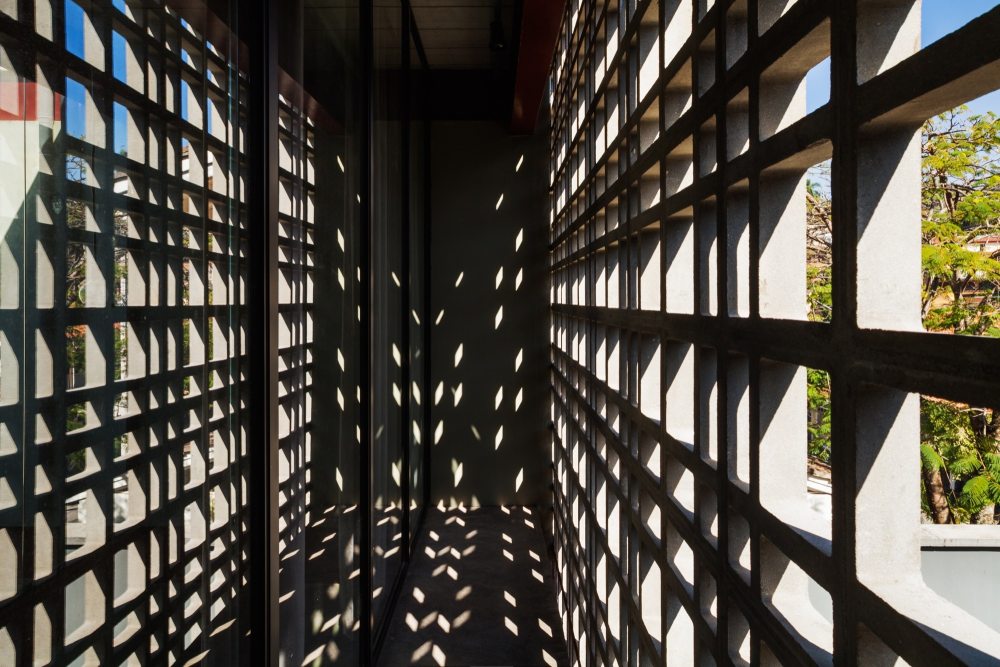 巴西圣保罗城市山林中的线性住宅设计-21