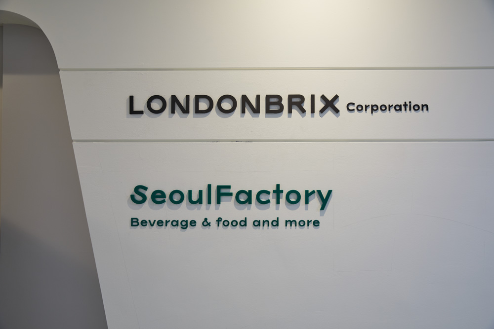 伦敦办公室 | 白色调的优雅照明设计-13