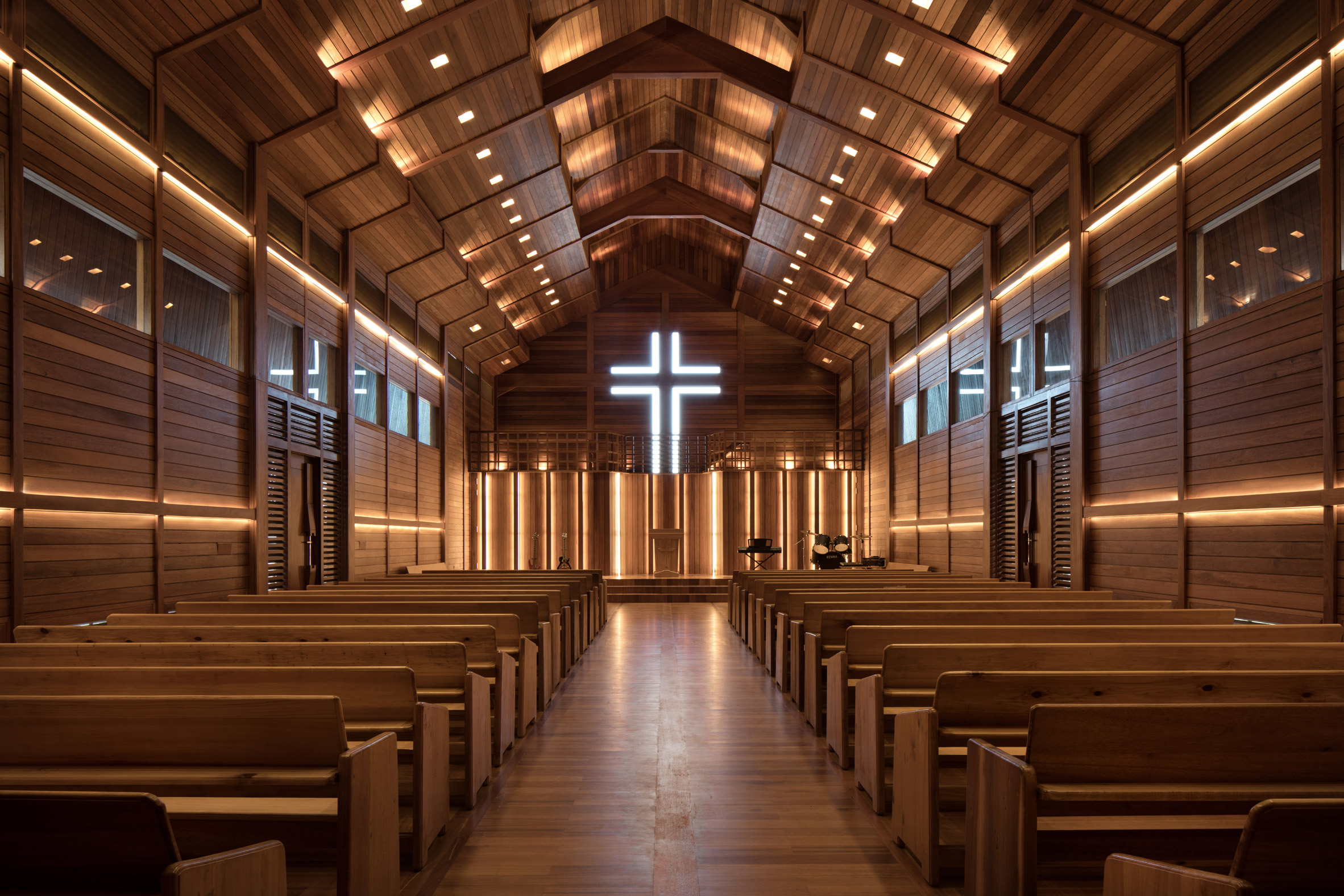 印尼橡胶园木质教堂,环保与信仰的融合-13