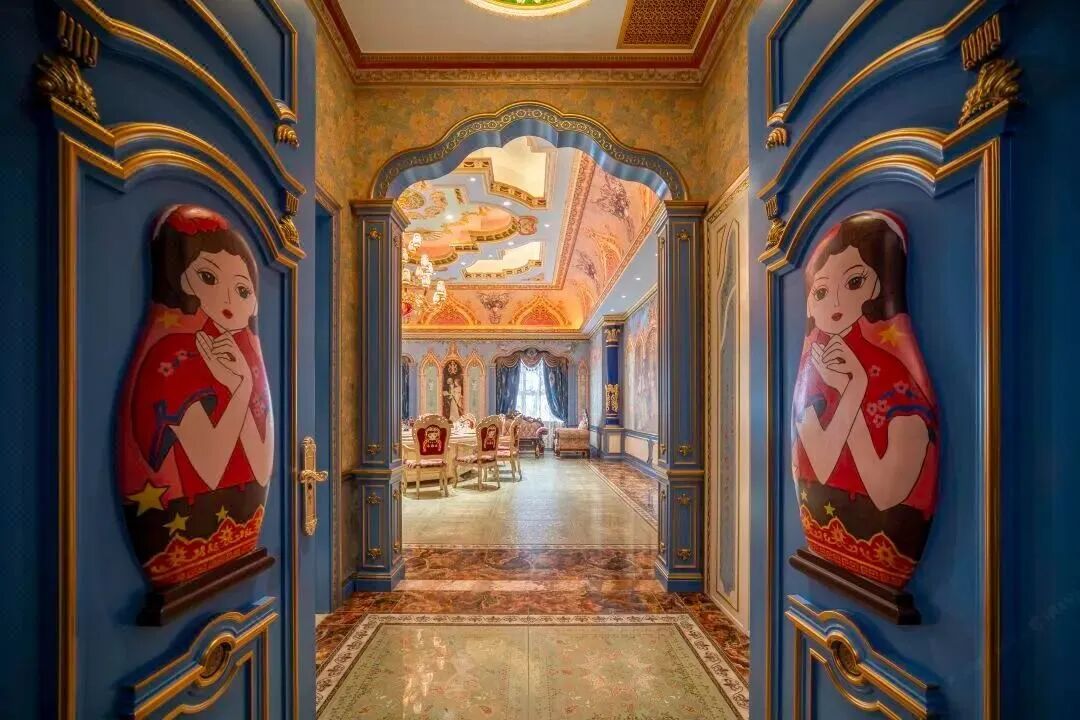 93米!全球最大套娃建筑!草原上的魔幻城堡,10万游客打卡背后的争议与狂欢-12
