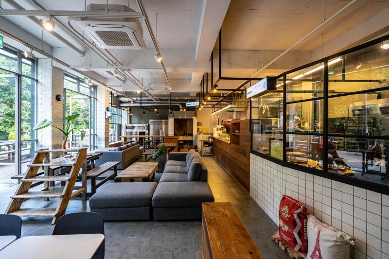 现代简约 40 平米咖啡厅室内设计案例-4