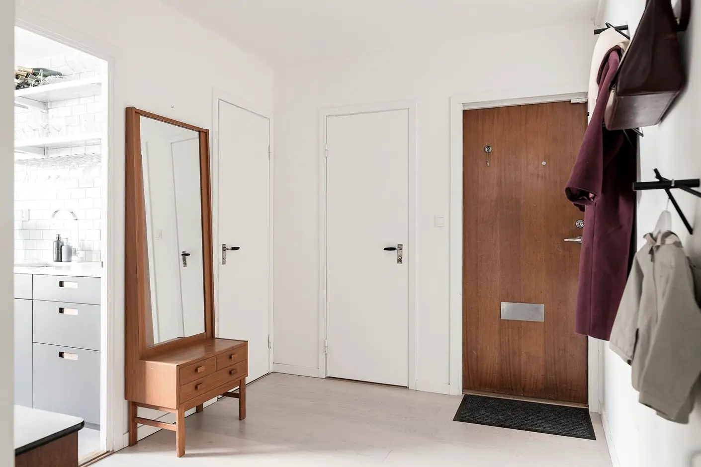 60 年代瑞典公寓里的深色 velvet sofa 和 Scandinavian 设计-15