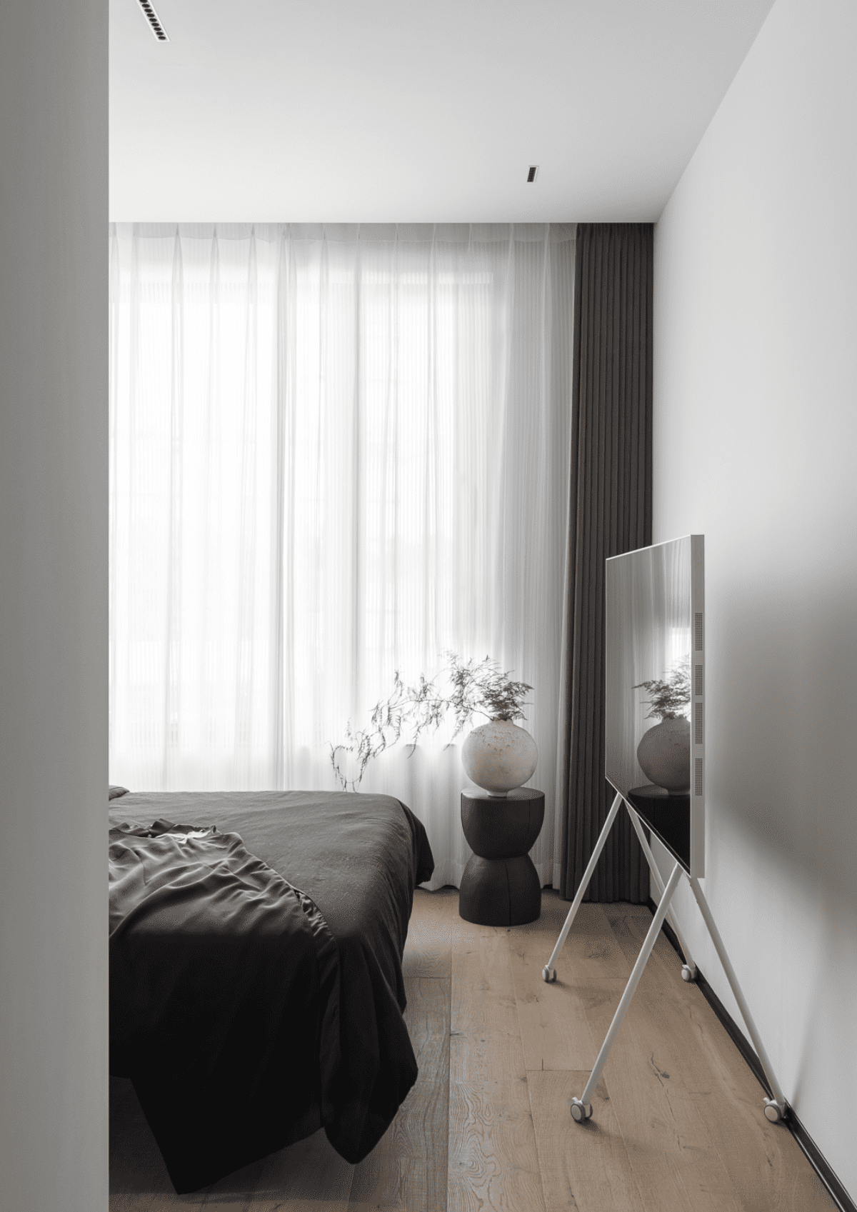 桌柜一体+开放布局释放空间，黑白极简谱写“断舍离”生活乐曲-47