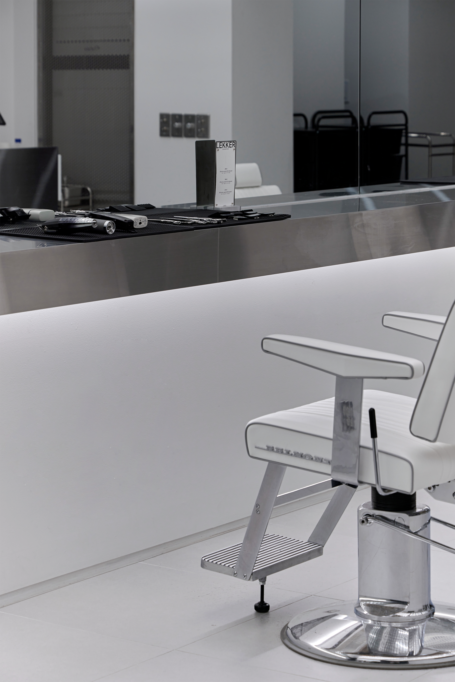 莱克 2

注：Lekker可能是一个特定的人名、品牌名等，2可能是编号等若有更具体的语境，翻译可能更精准 丨Docent Design-12