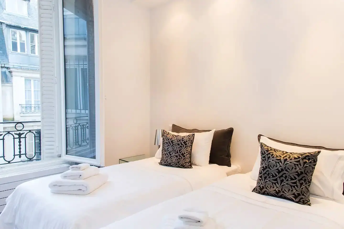 Un appartement classique à Paris avec une vue sur la Tour Eiffel-10