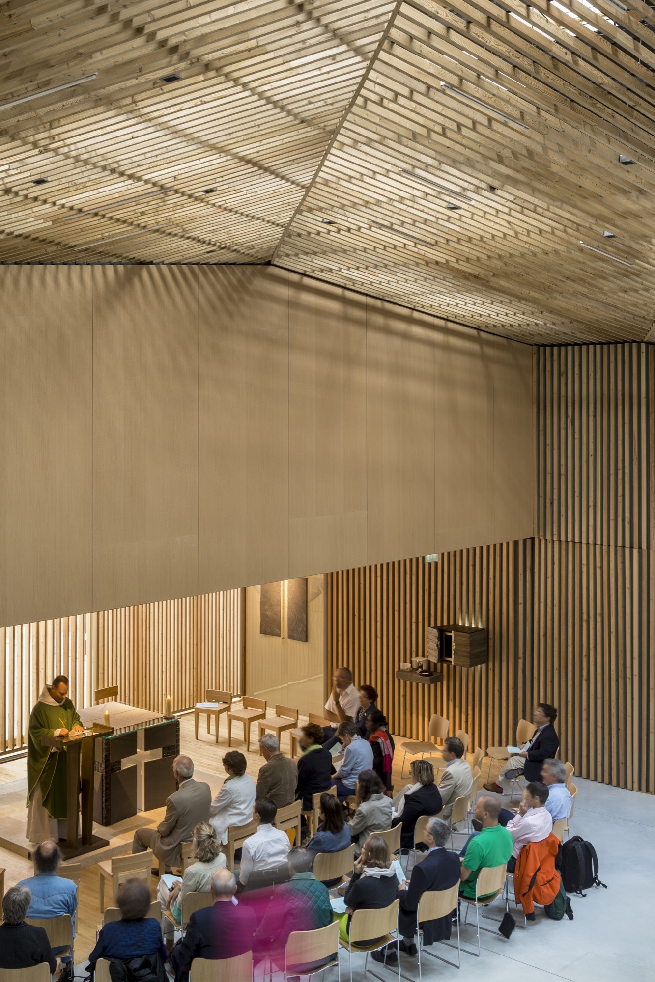 折叠 zinc 外壳中的宁静圣所——法国 Ensemble Pastoral Catholique 教堂设计-22