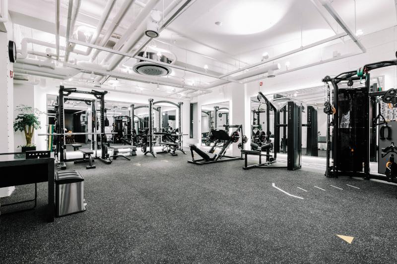 简约 80 平米健身中心，黑白风格打造舒适空间-2