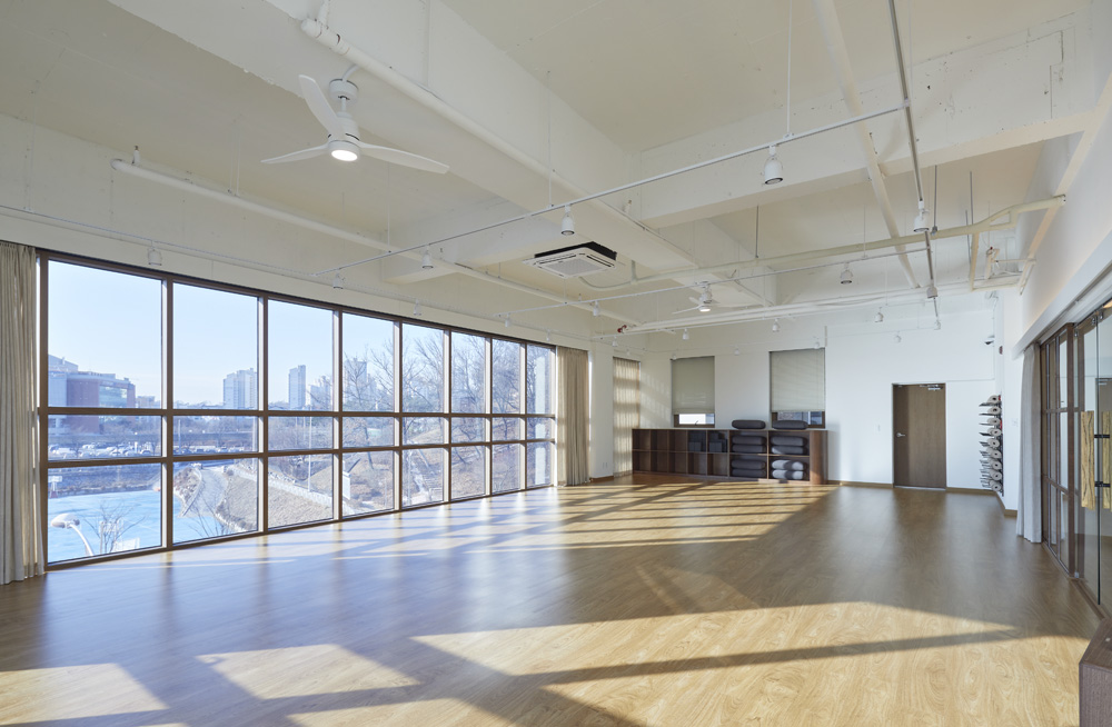 白色与木质的碰撞 | 50 平米瑜伽空间的极简设计-7