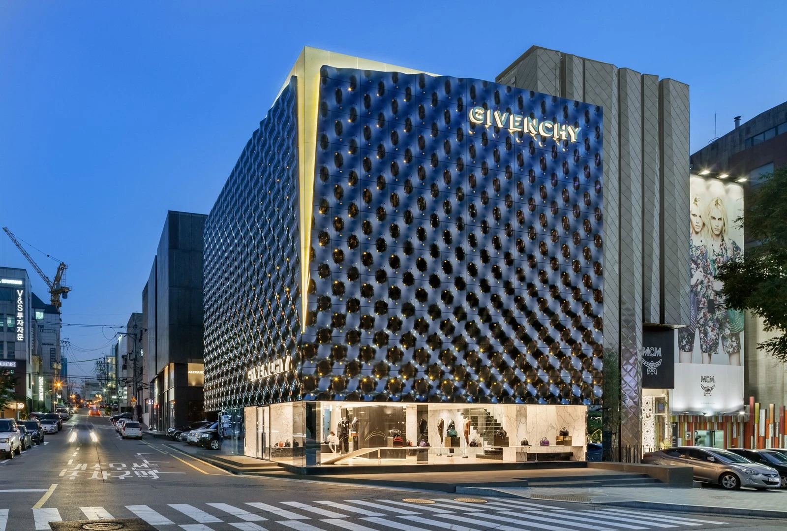 首尔 Givenchy 旗舰店 | 光怪陆离的都市地标-14