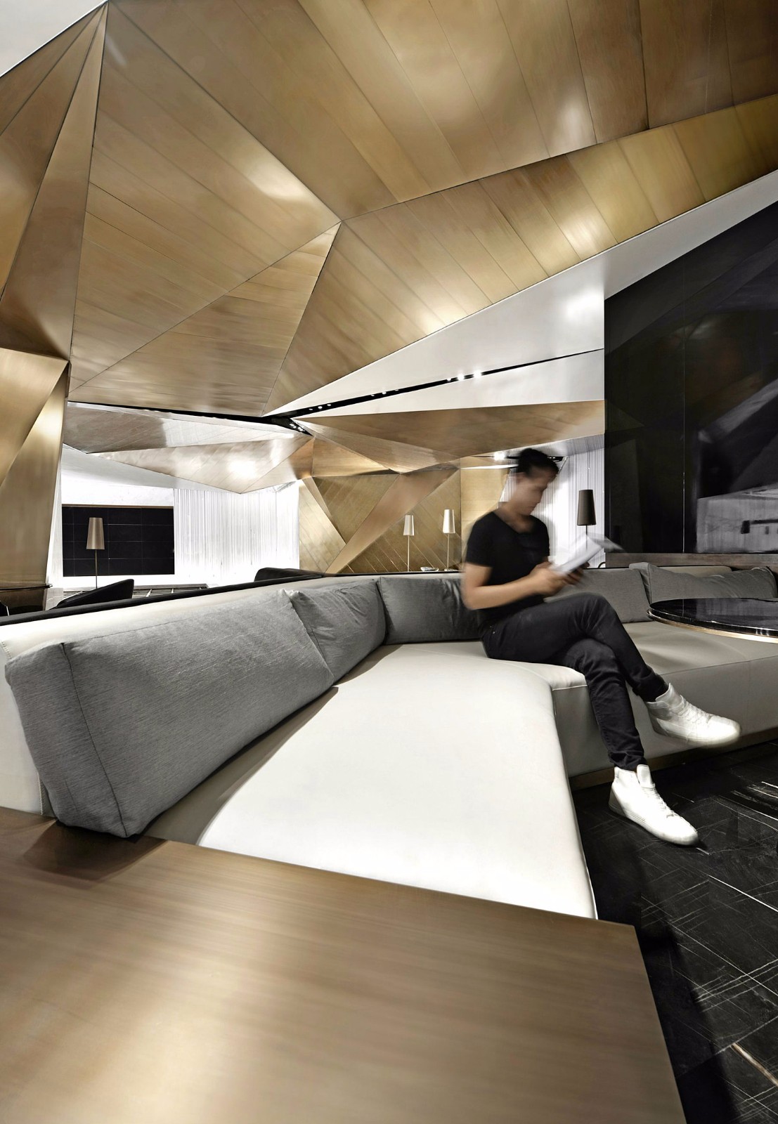 流动晶体展示空间  何思玮-6