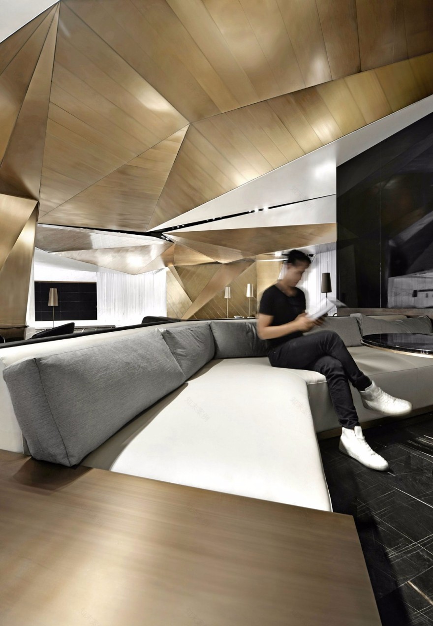 流动晶体展示空间 何思玮-6