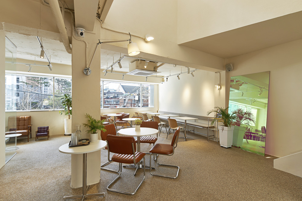 白色与木纹，27 平米高级咖啡厅设计-4