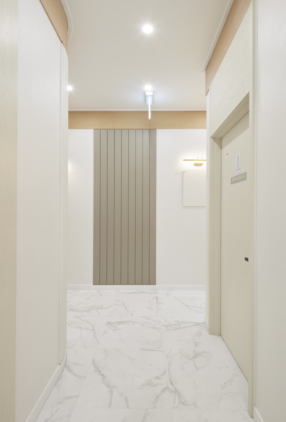 白色与木质，打造温馨的 57 平米牙科诊所-14